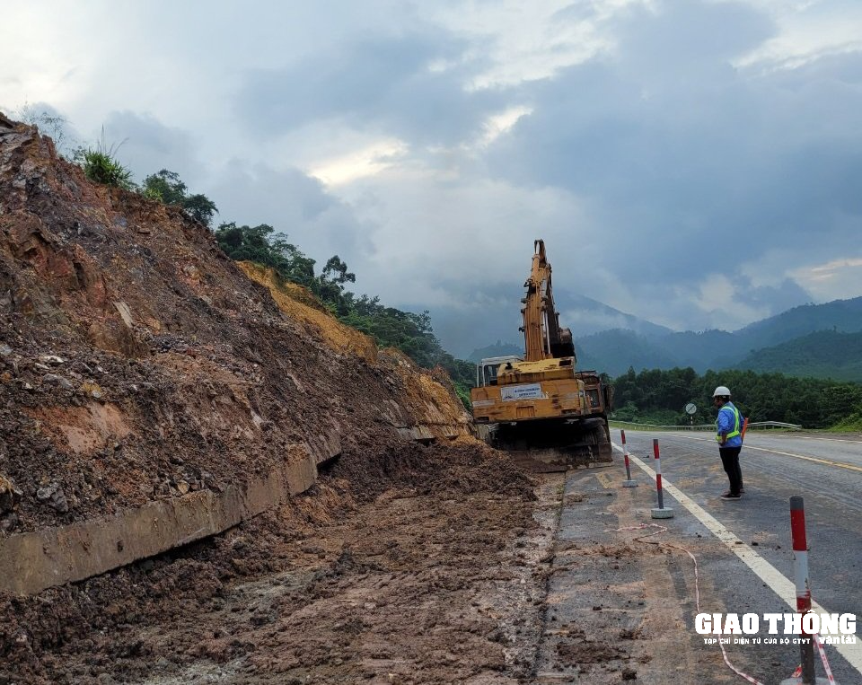 Gấp rút khắc phục điểm sạt lở trên tuyến cao tốc La Sơn – Tuý Loan - Ảnh 6.