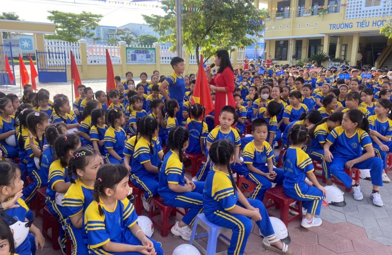Trao mũ bảo hiểm &quot;giữ trọn ước mơ&quot; cho học sinh thị xã Điện Bàn - Ảnh 1.