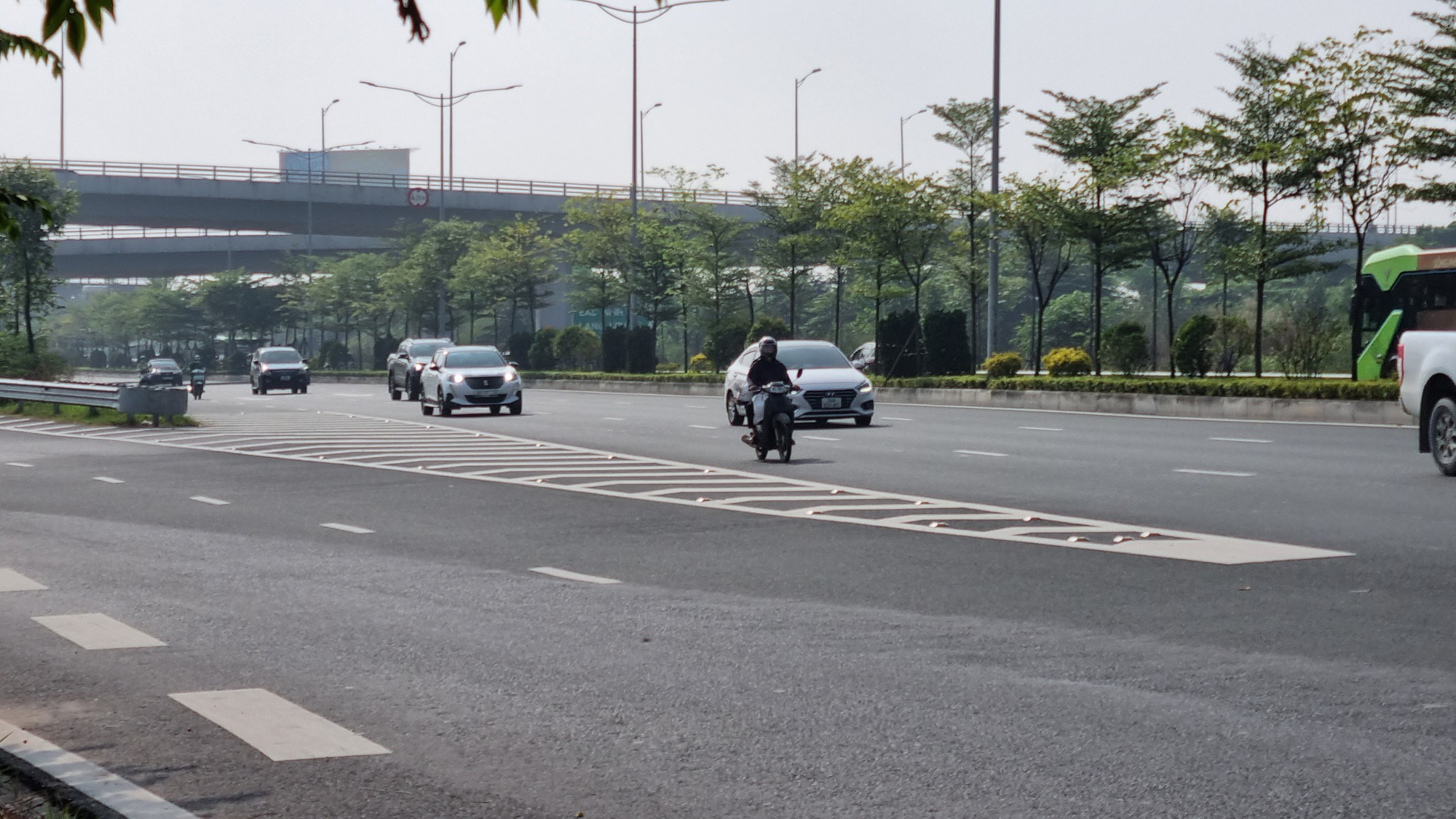 Xe máy vô tư ra, vào cao tốc tại nút giao Cổ Linh với cao tốc Hà Nội - Hải Phòng- Ảnh 5.