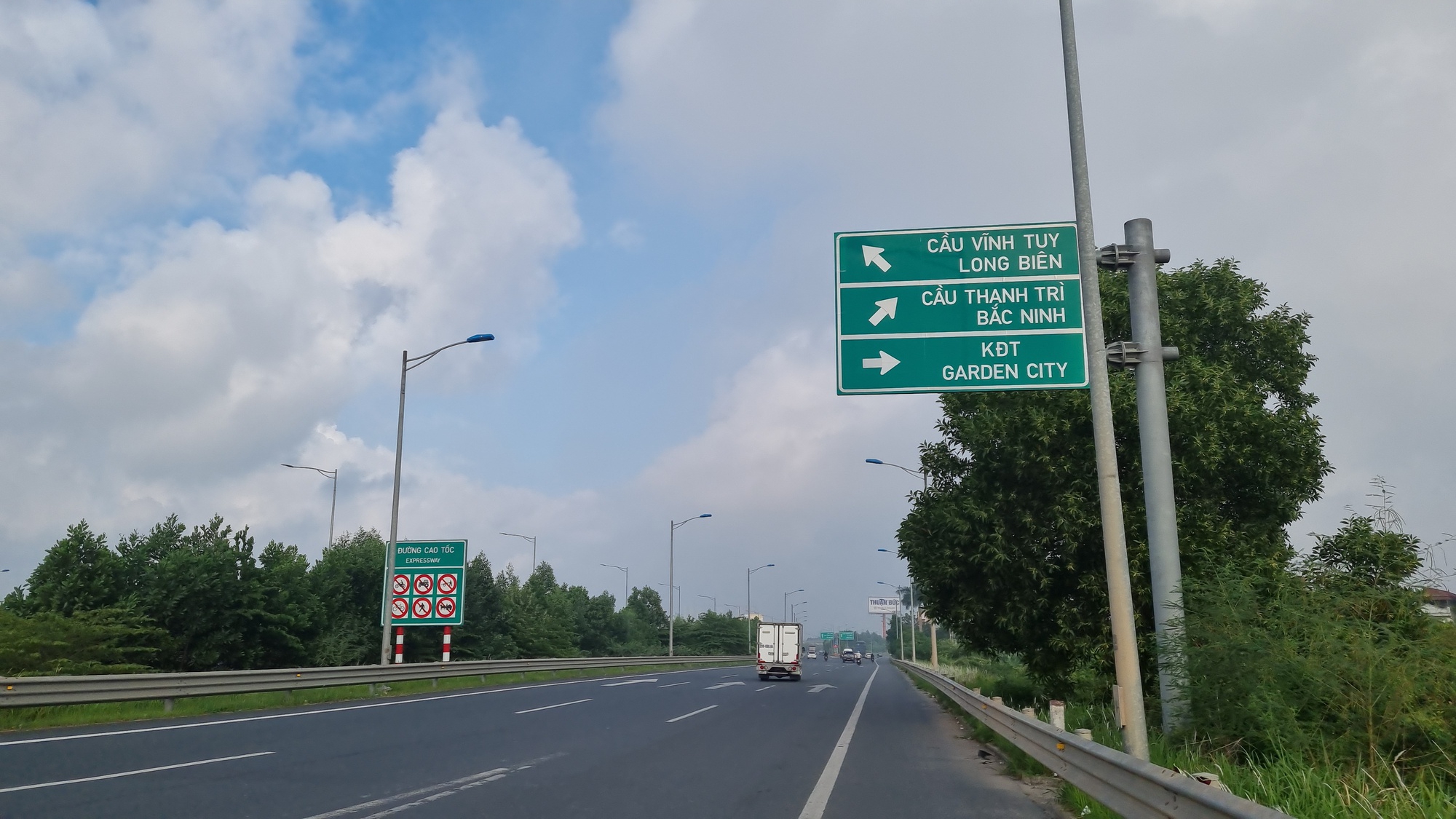 Xe máy vô tư ra, vào cao tốc tại nút giao Cổ Linh với cao tốc Hà Nội - Hải Phòng- Ảnh 7.