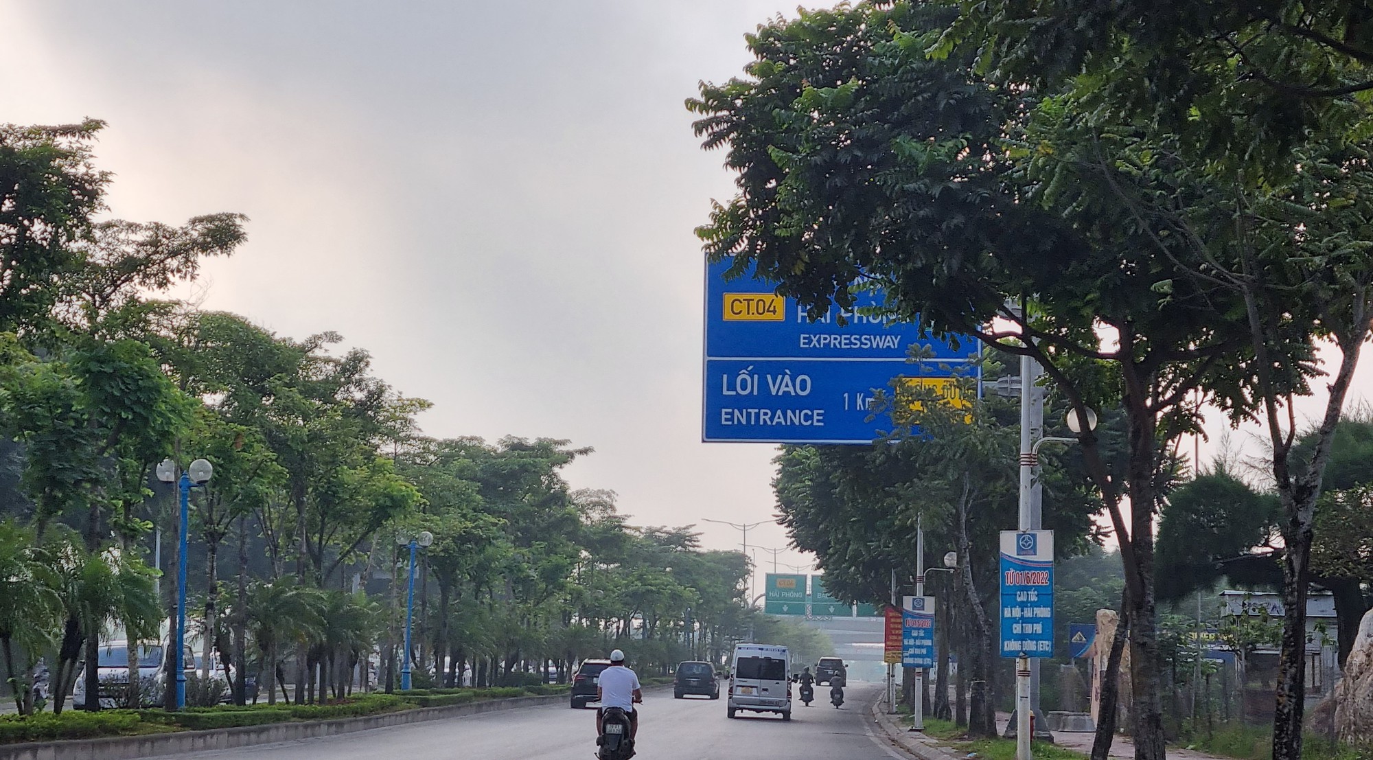 Xe máy vô tư ra, vào cao tốc tại nút giao Cổ Linh với cao tốc Hà Nội - Hải Phòng- Ảnh 8.