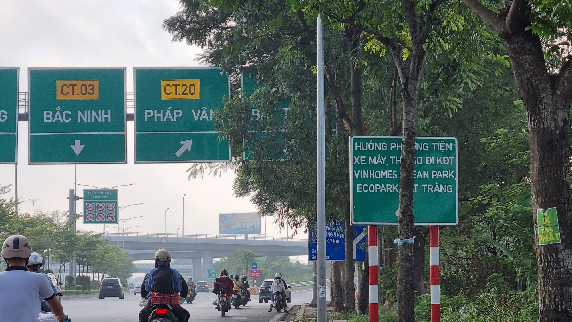 Xe máy vô tư ra, vào cao tốc tại nút giao Cổ Linh với cao tốc Hà Nội - Hải Phòng- Ảnh 9.