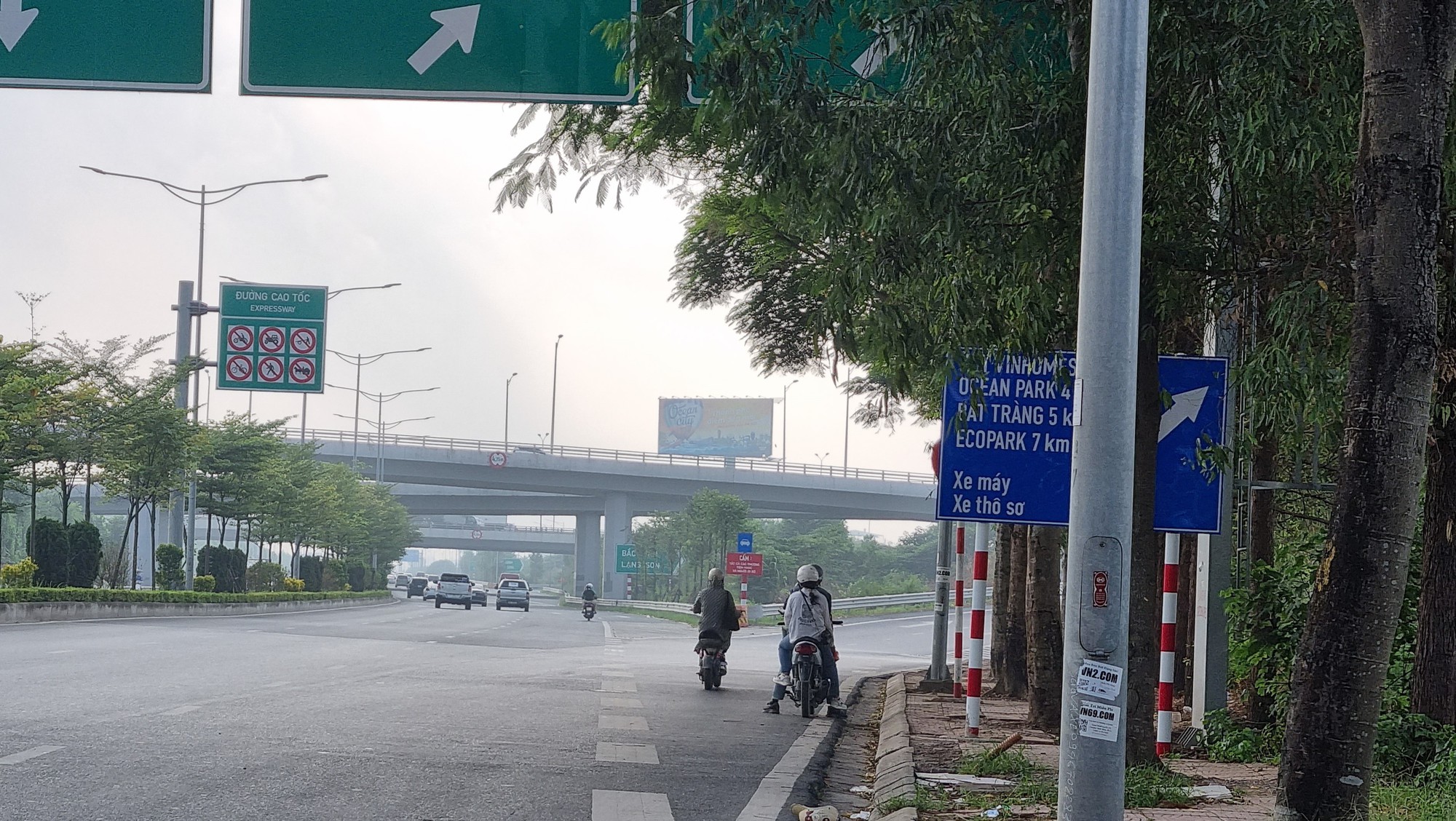 Xe máy vô tư ra, vào cao tốc tại nút giao Cổ Linh với cao tốc Hà Nội - Hải Phòng- Ảnh 10.
