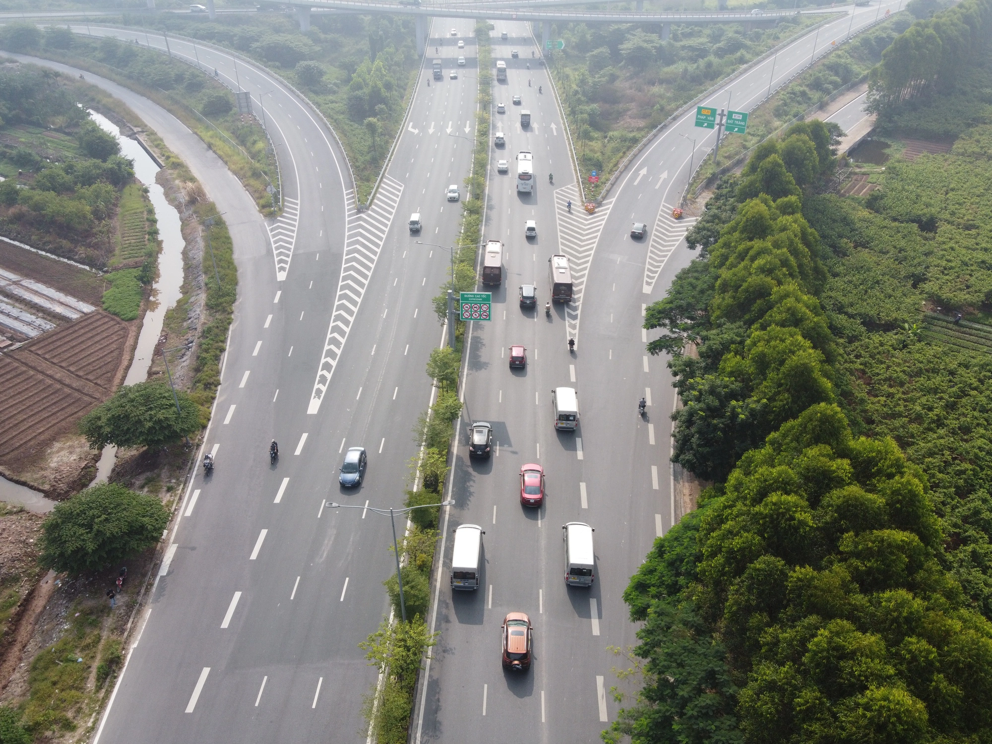 Xe máy vô tư ra, vào cao tốc tại nút giao Cổ Linh với cao tốc Hà Nội - Hải Phòng- Ảnh 1.
