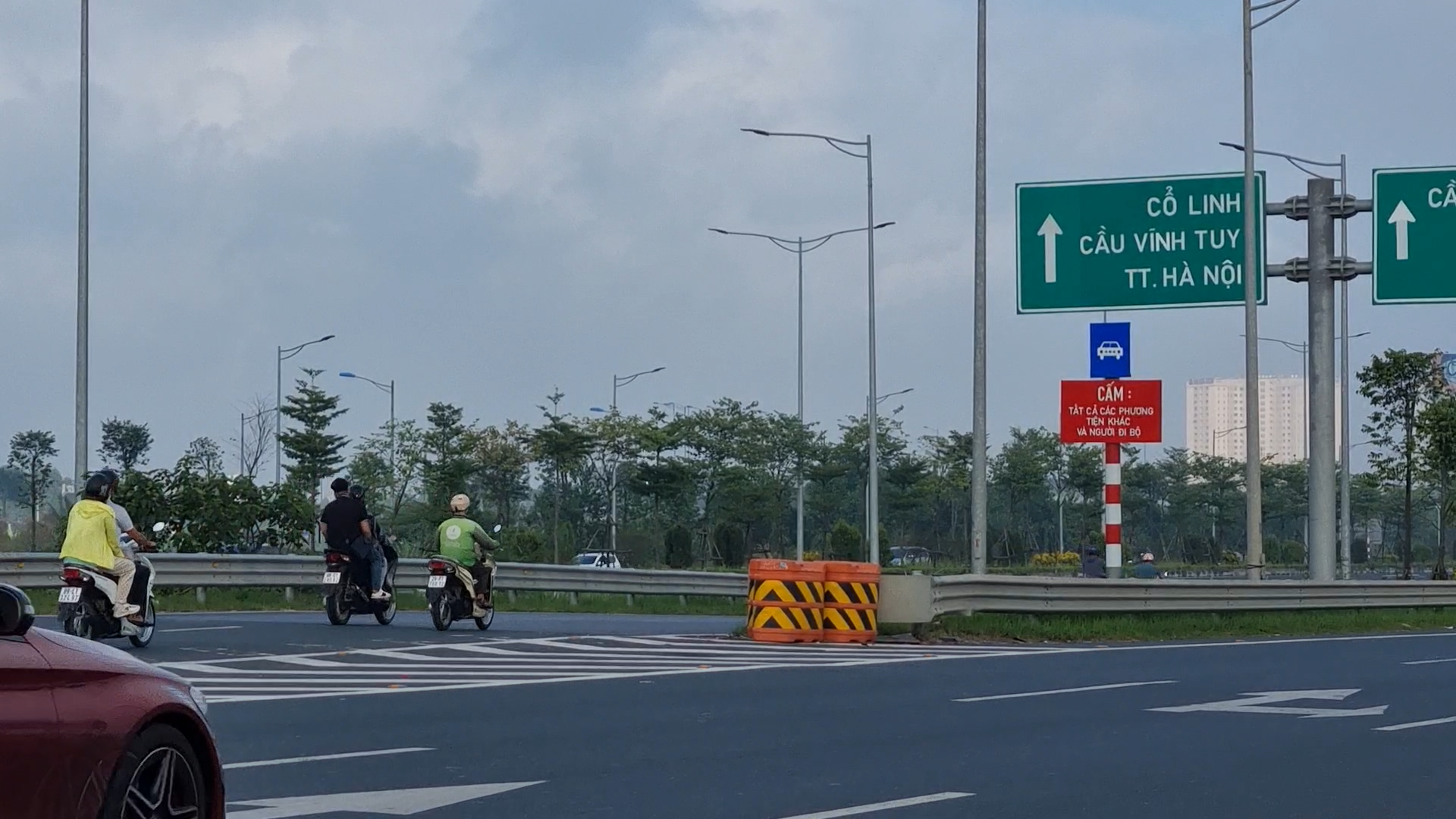 Xe máy vô tư ra, vào cao tốc tại nút giao Cổ Linh với cao tốc Hà Nội - Hải Phòng- Ảnh 6.