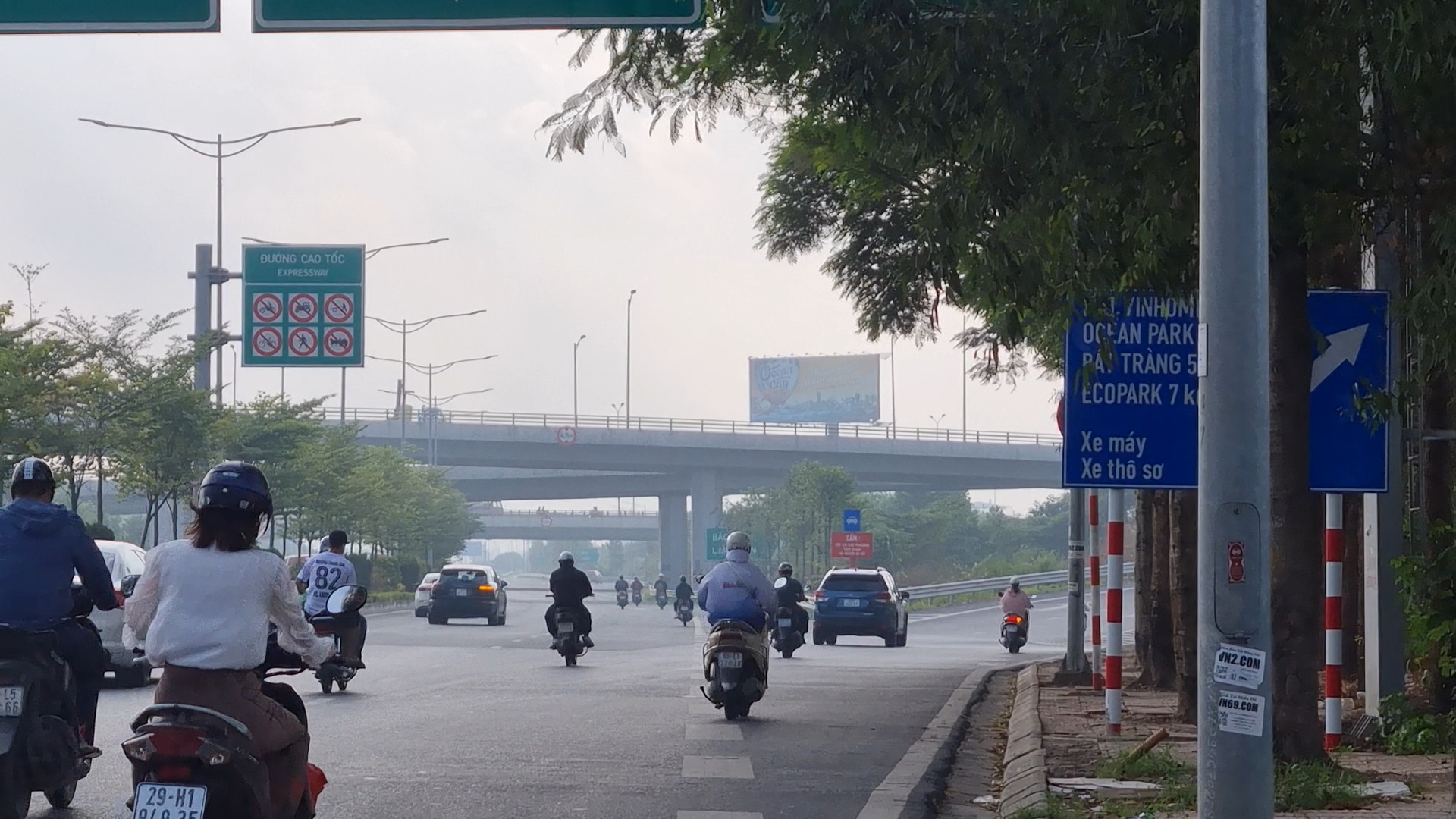 Xe máy vô tư ra, vào cao tốc tại nút giao Cổ Linh với cao tốc Hà Nội - Hải Phòng- Ảnh 2.