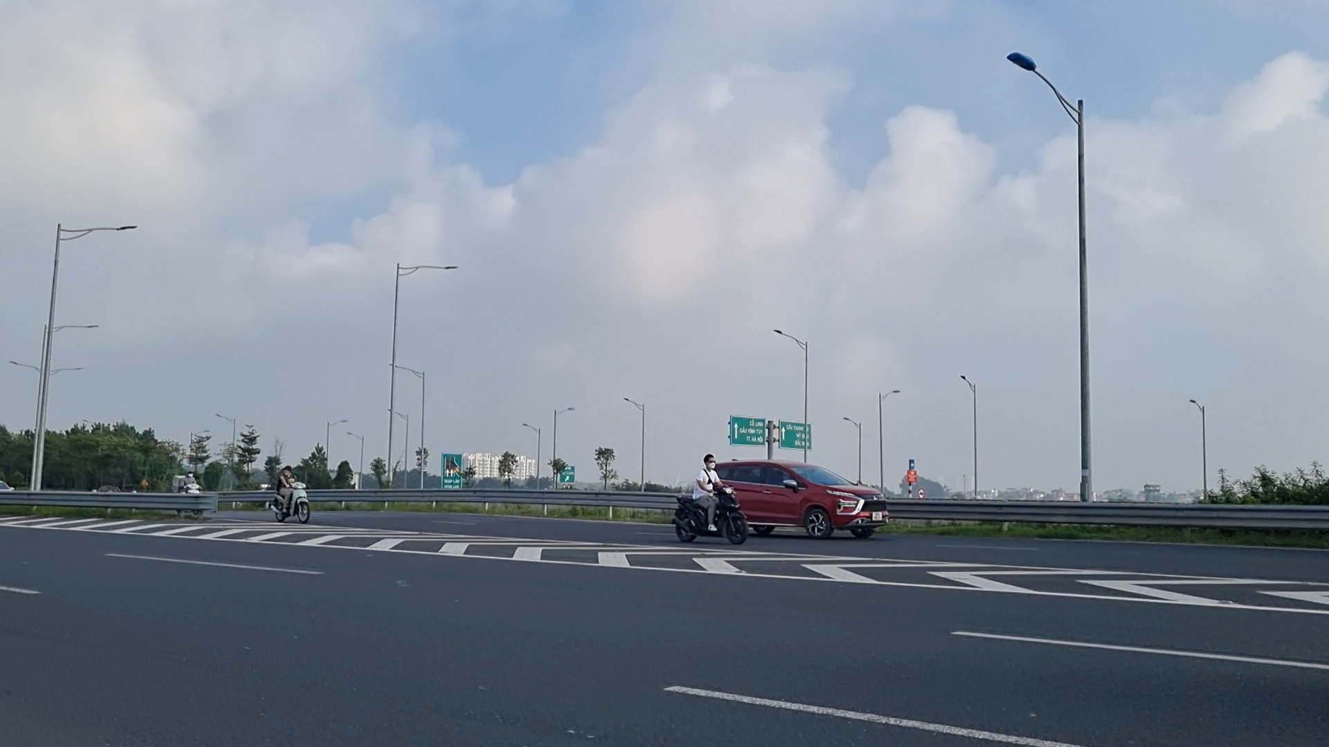 Xe máy vô tư ra, vào cao tốc tại nút giao Cổ Linh với cao tốc Hà Nội - Hải Phòng- Ảnh 3.