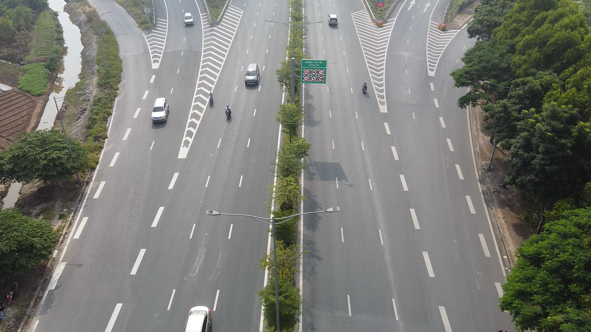 Xe máy vô tư ra, vào cao tốc tại nút giao Cổ Linh với cao tốc Hà Nội - Hải Phòng- Ảnh 4.