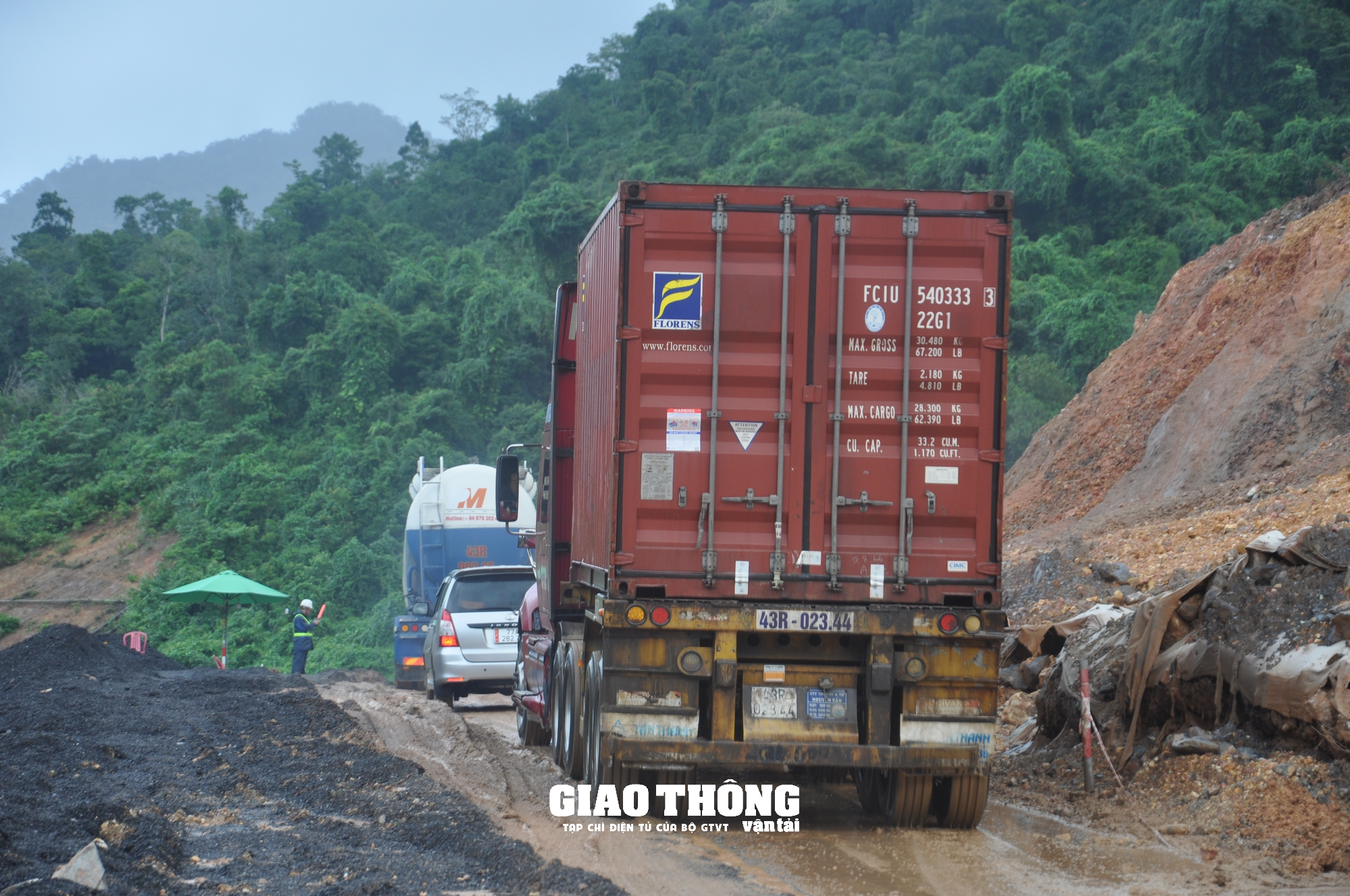 Cận cảnh khắc phục sạt lở tuyến La Sơn - Túy Loan qua Đà Nẵng - Ảnh 12.