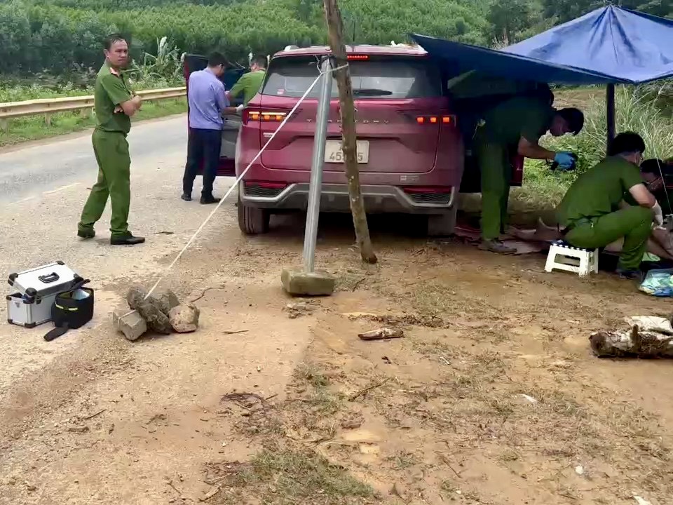 Ô tô con đâm vào hộ lan mềm tuyến QL26 ở Đắk Lắk, 5 người thương vong- Ảnh 1.