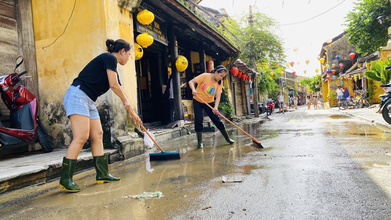Cận cảnh công nhân, người dân hợp sức làm sạch đường phố Hội An- Ảnh 14.