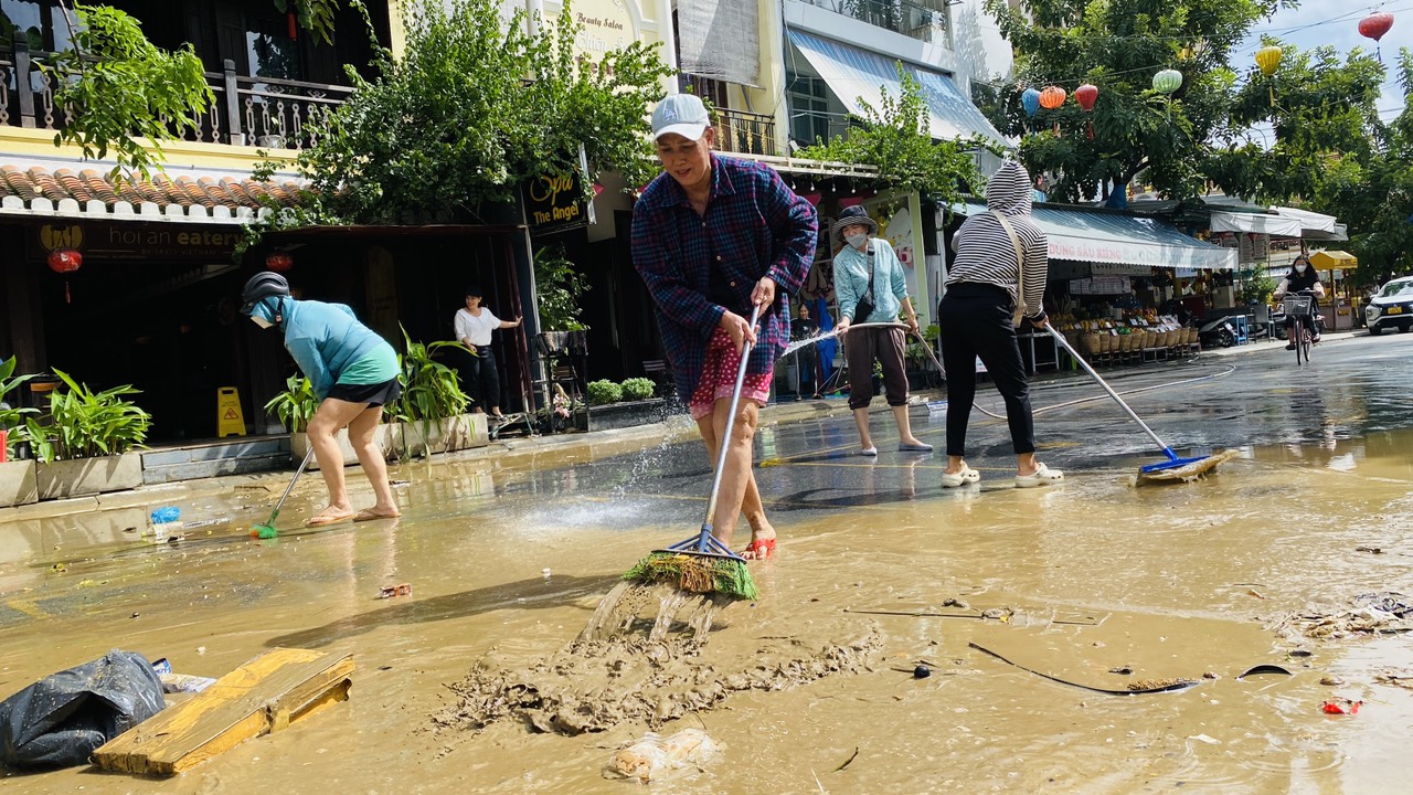 Cận cảnh công nhân, người dân hợp sức làm sạch đường phố Hội An- Ảnh 12.