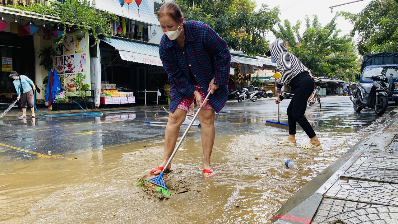 Cận cảnh công nhân, người dân hợp sức làm sạch đường phố Hội An- Ảnh 11.