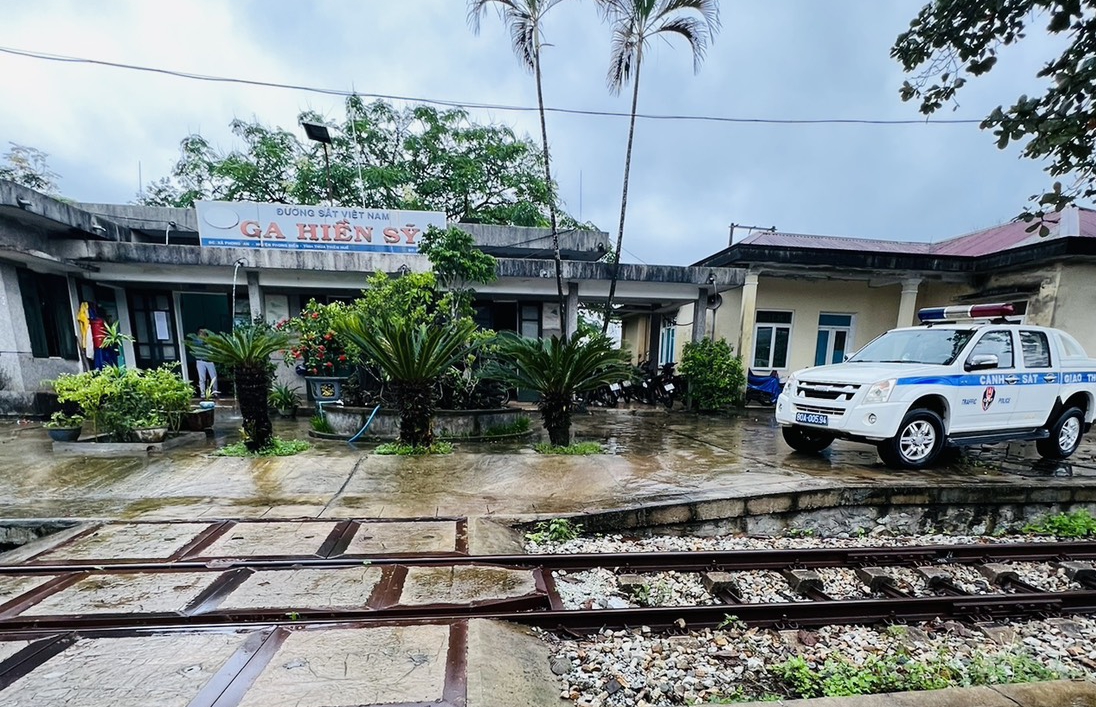 Tuyến đường sắt Bắc - Nam qua Thừa Thiên - Huế ngập sâu, nhiều đoàn tàu "mắc kẹt"- Ảnh 2.