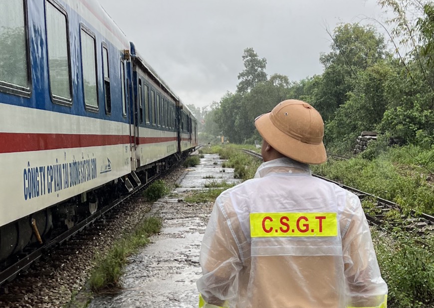Tuyến đường sắt Bắc - Nam qua Thừa Thiên - Huế ngập sâu, nhiều đoàn tàu "mắc kẹt"- Ảnh 5.