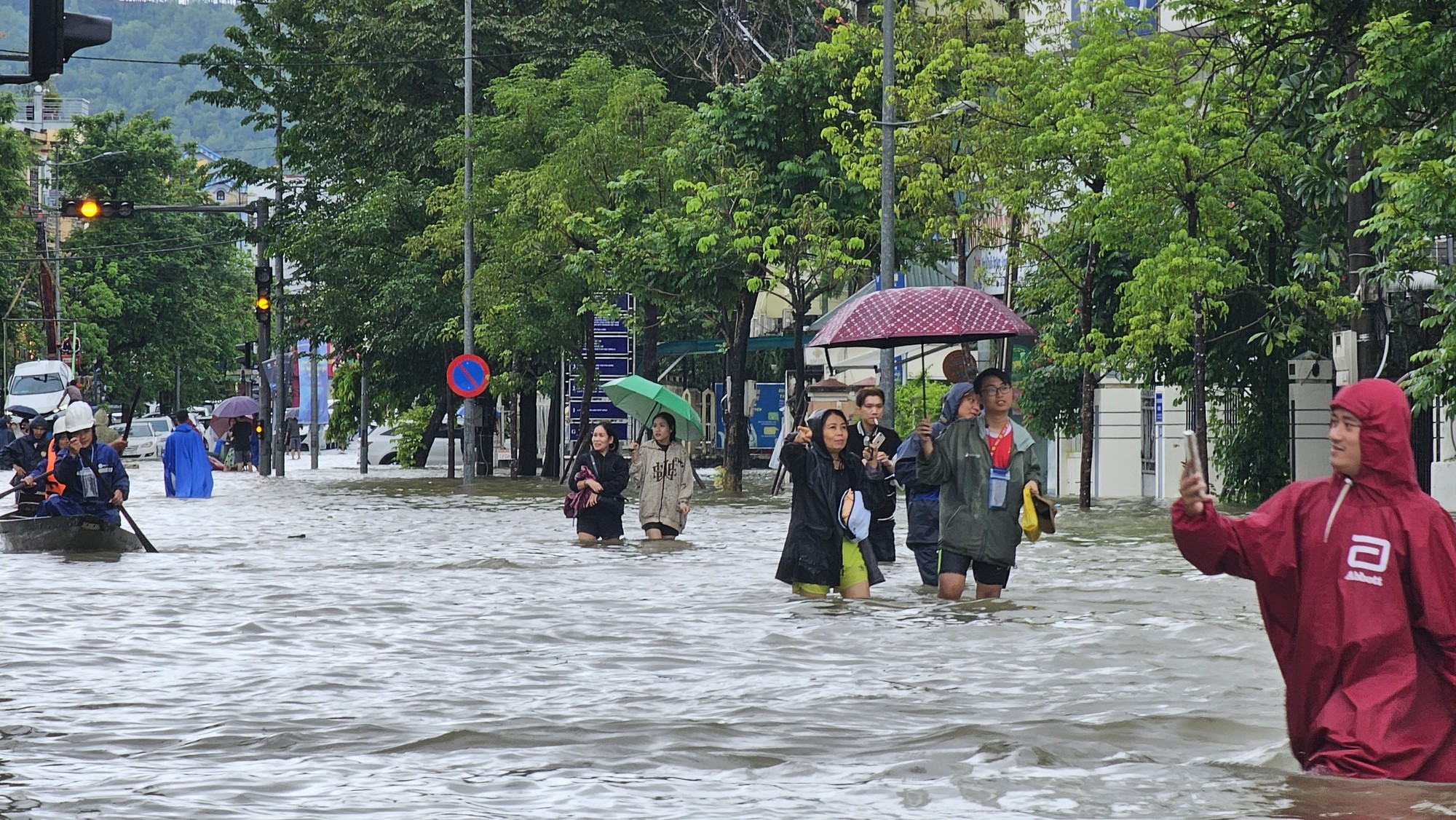 Mưa lớn khiến nhiều tuyến đường ở Thừa Thiên - Huế ngập nặng, người dân vất vả đi lại- Ảnh 4.