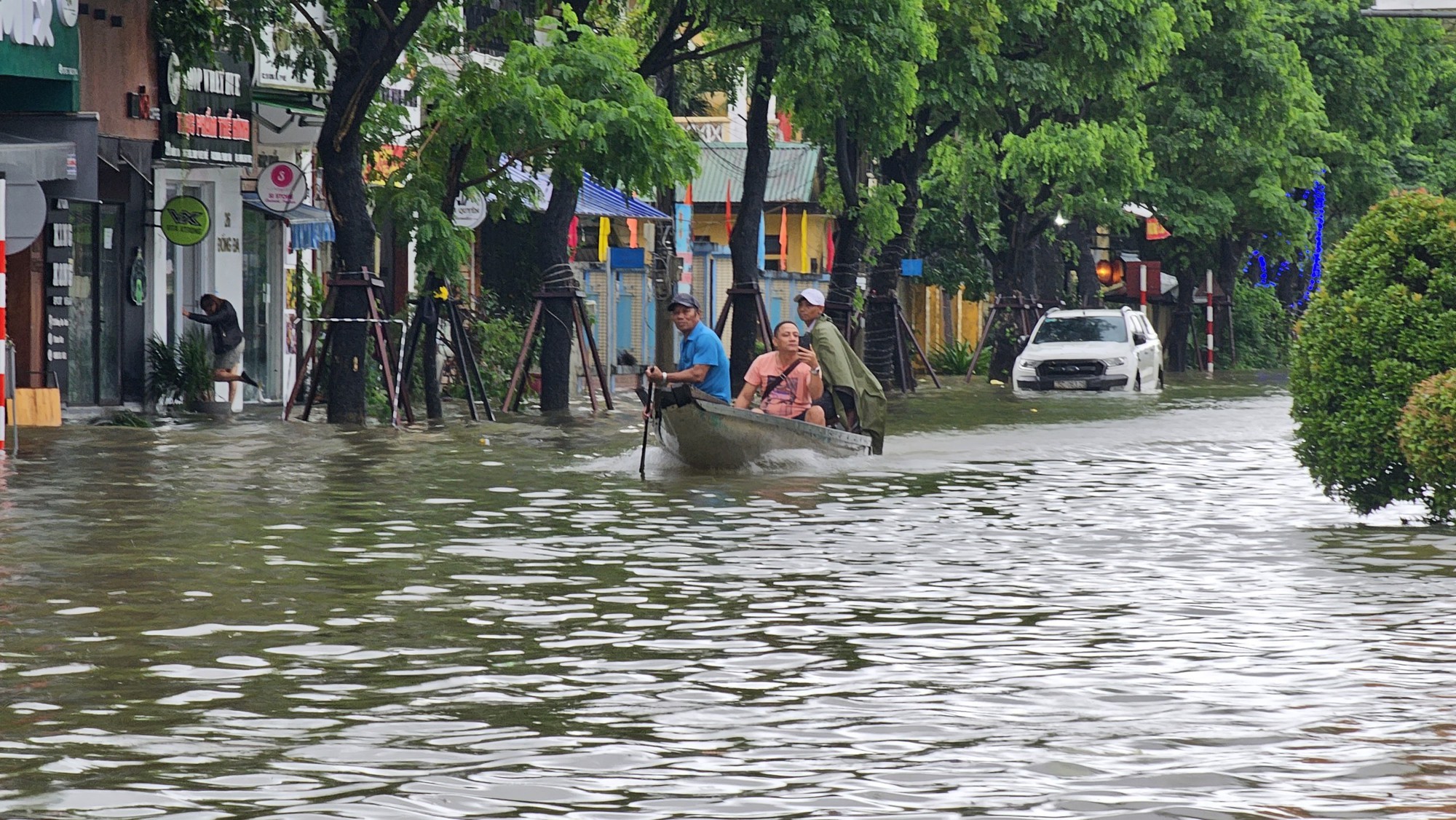 Mưa lớn khiến nhiều tuyến đường ở Thừa Thiên - Huế ngập nặng, người dân vất vả đi lại- Ảnh 5.