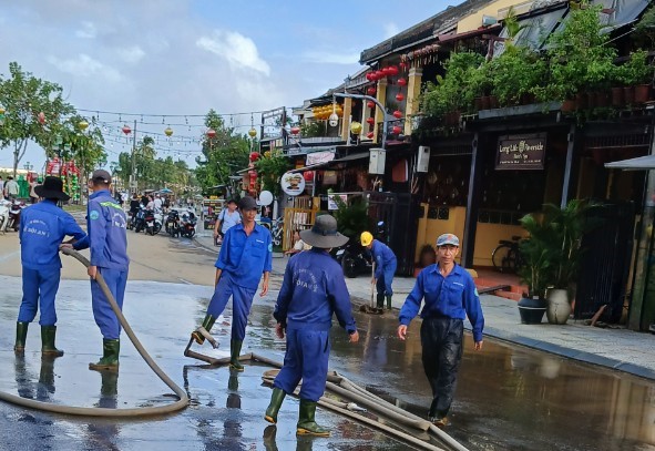 Cận cảnh công nhân, người dân hợp sức làm sạch đường phố Hội An- Ảnh 7.