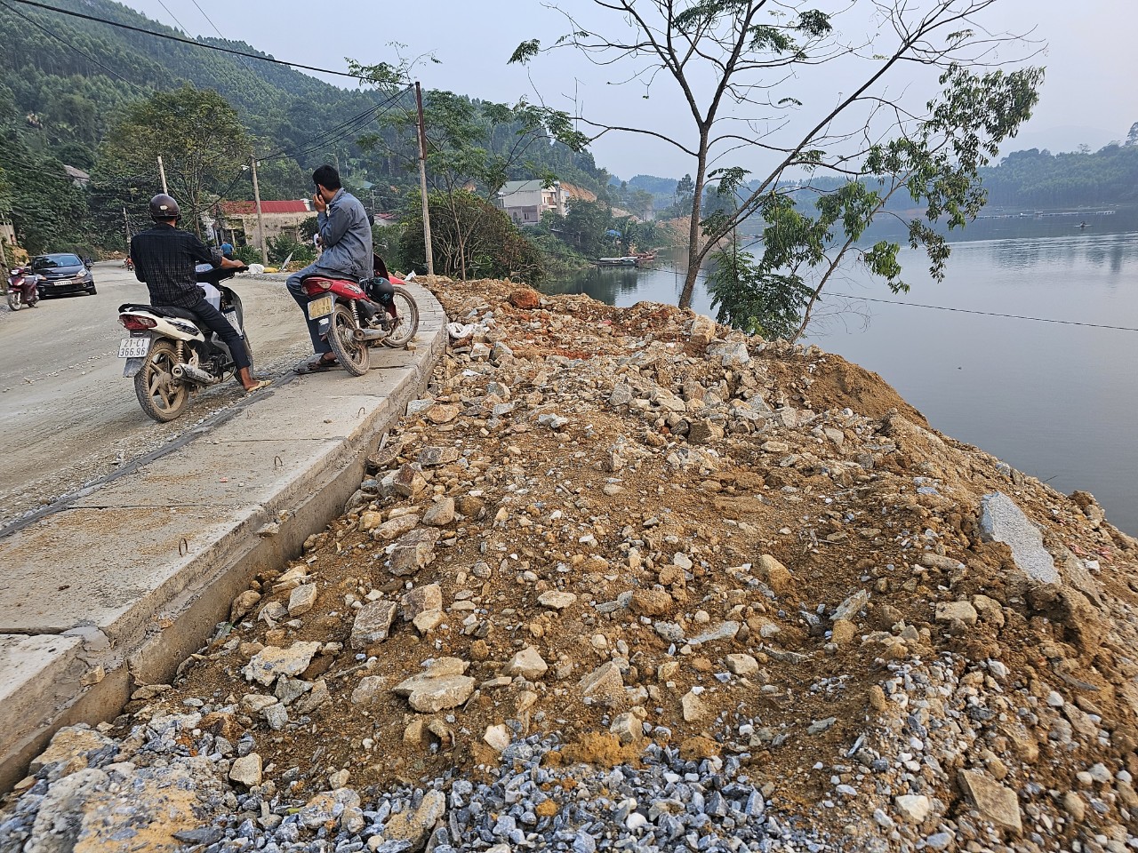 Yên Bái: Thi công cải tạo đường đổ thải lấp hồ Thác Bà- Ảnh 1.