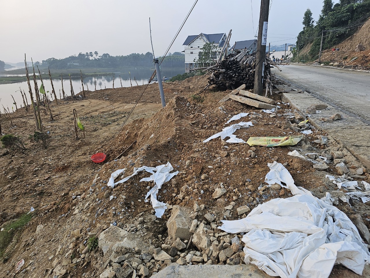 Yên Bái: Thi công cải tạo đường đổ thải lấp hồ Thác Bà- Ảnh 2.