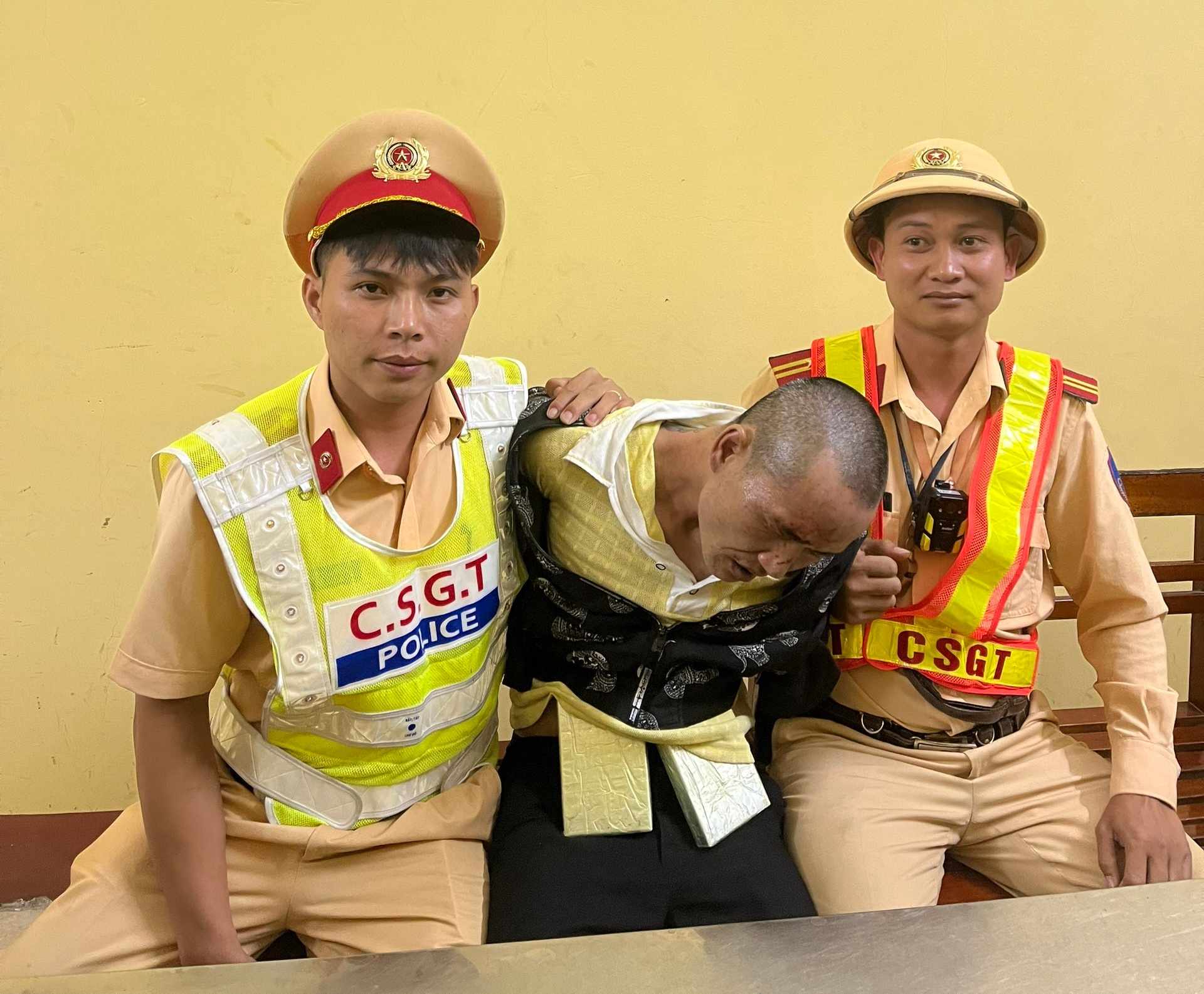 Điện Biên: CSGT bắt giữ đối tượng mang theo 2 bánh heroin trên ô tô khách - Ảnh 1.