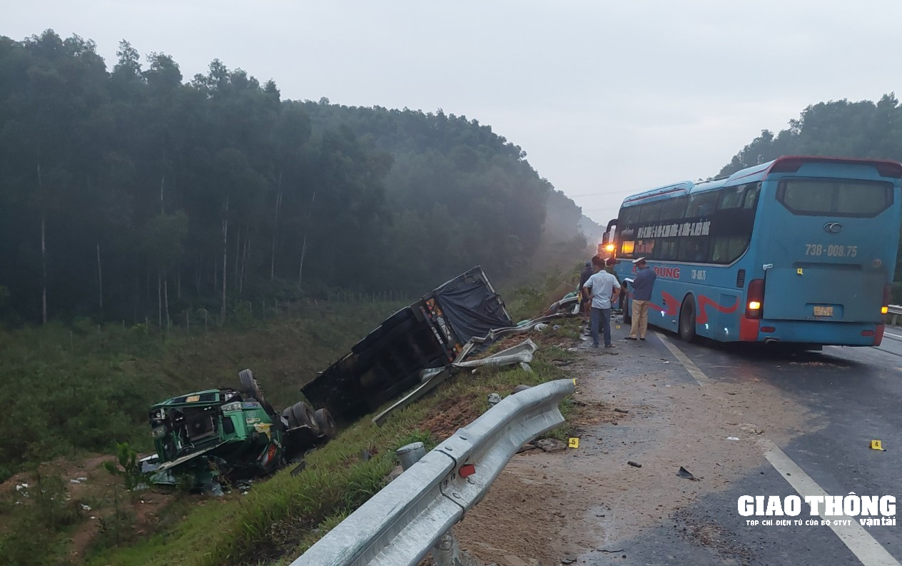 Tai nạn liên hoàn trên cao tốc Cam Lộ - La Sơn, hai người bị thương - Ảnh 1.