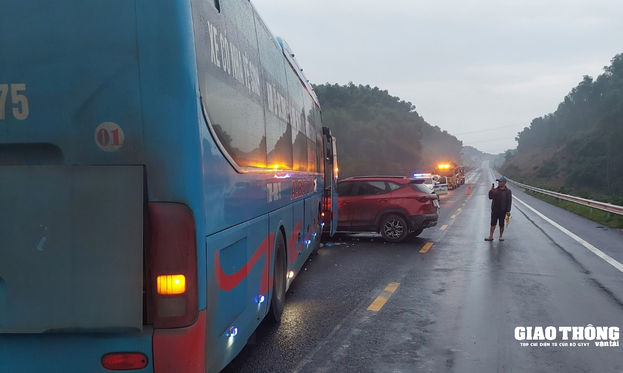 Tai nạn liên hoàn trên cao tốc Cam Lộ - La Sơn, hai người bị thương - Ảnh 2.