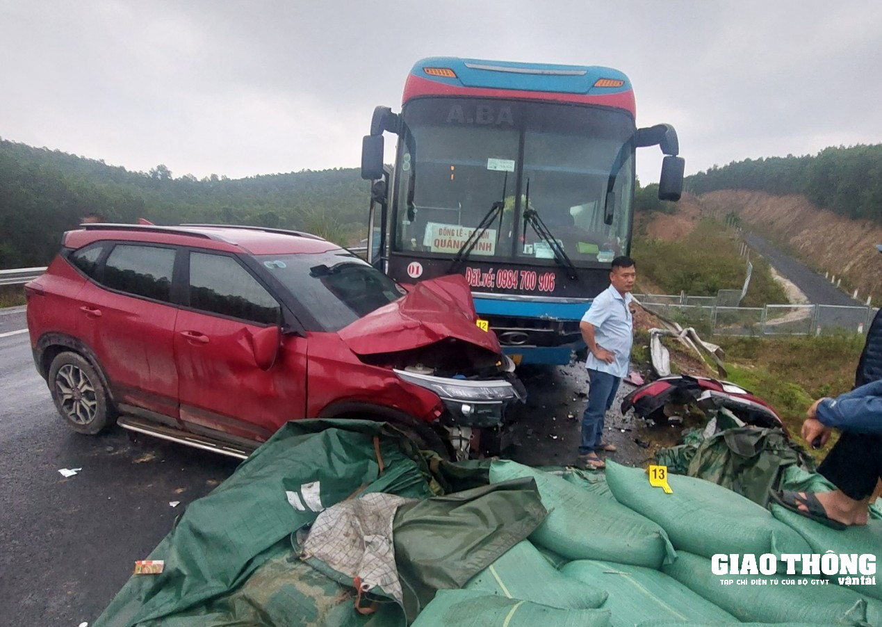 Tai nạn liên hoàn trên cao tốc Cam Lộ - La Sơn, hai người bị thương - Ảnh 3.