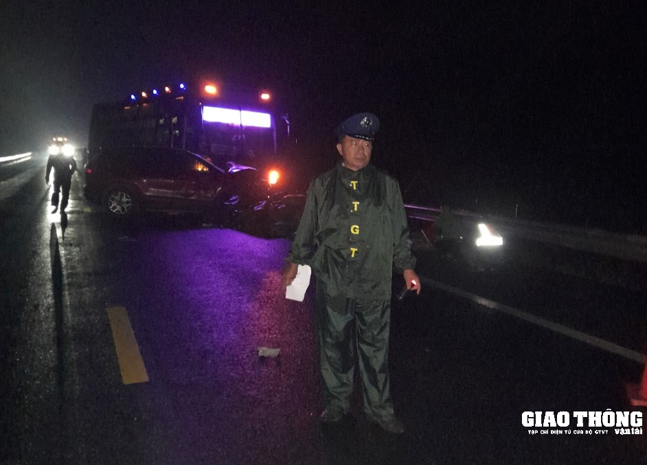Tai nạn liên hoàn trên cao tốc Cam Lộ - La Sơn, hai người bị thương - Ảnh 4.