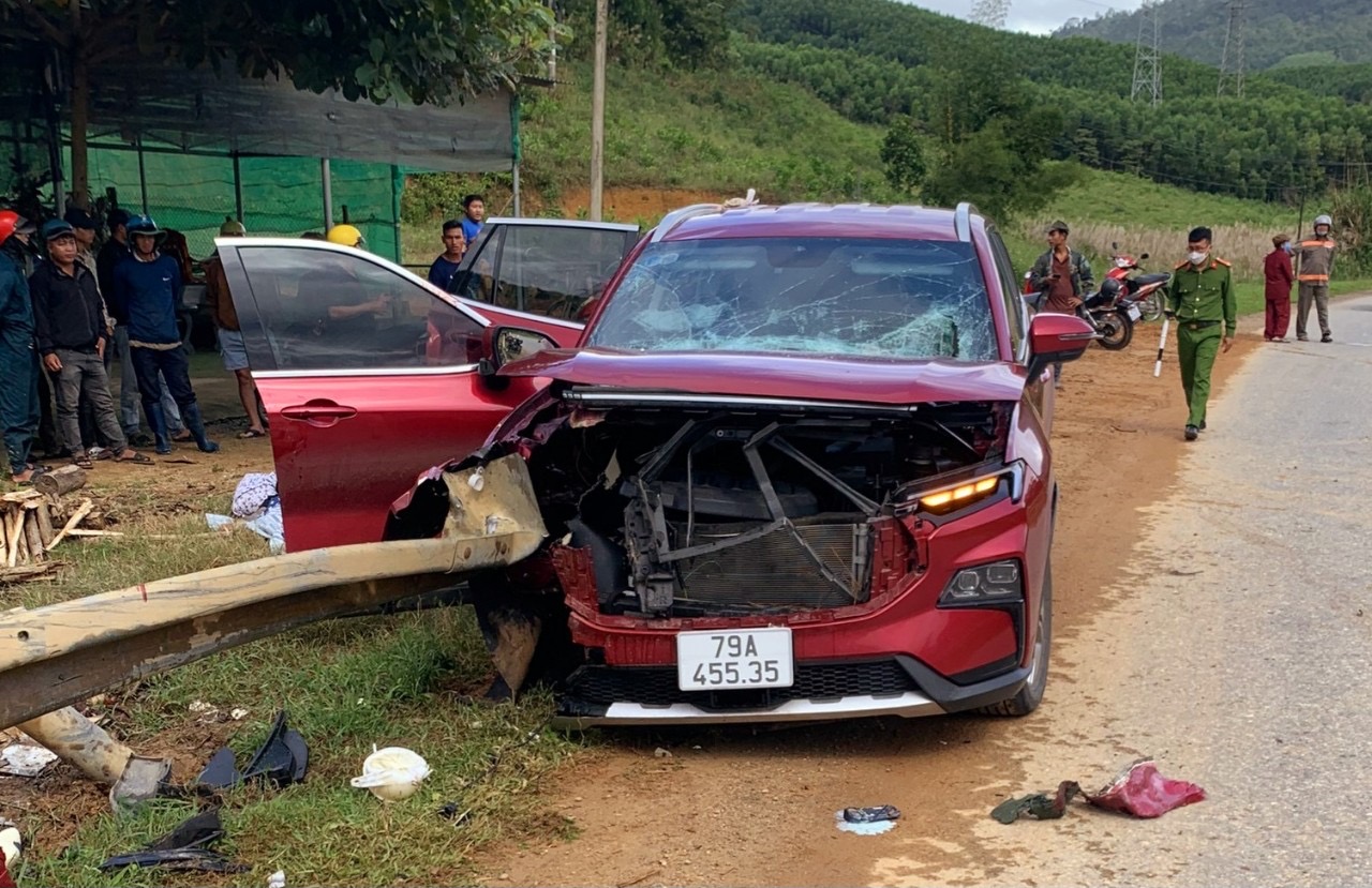 Khởi tố tài xế ôtô con đâm vào hộ lan khiến 3 người thương vong ở Đắk Lắk- Ảnh 1.