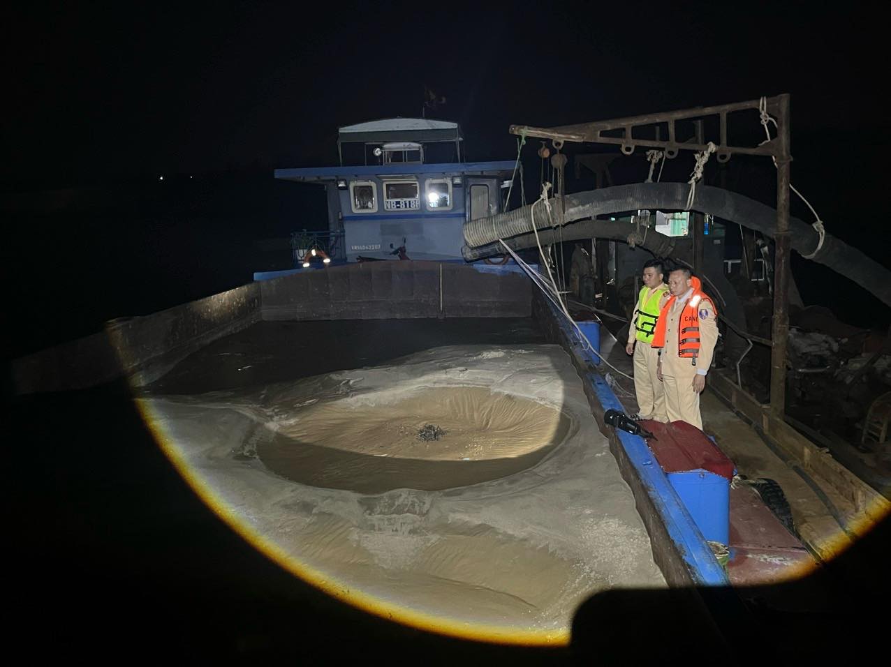 Hà Nội: CSGT mật phục xuyên đêm bắt quả tang tàu hút cát trái phép trên sông Hồng- Ảnh 1.