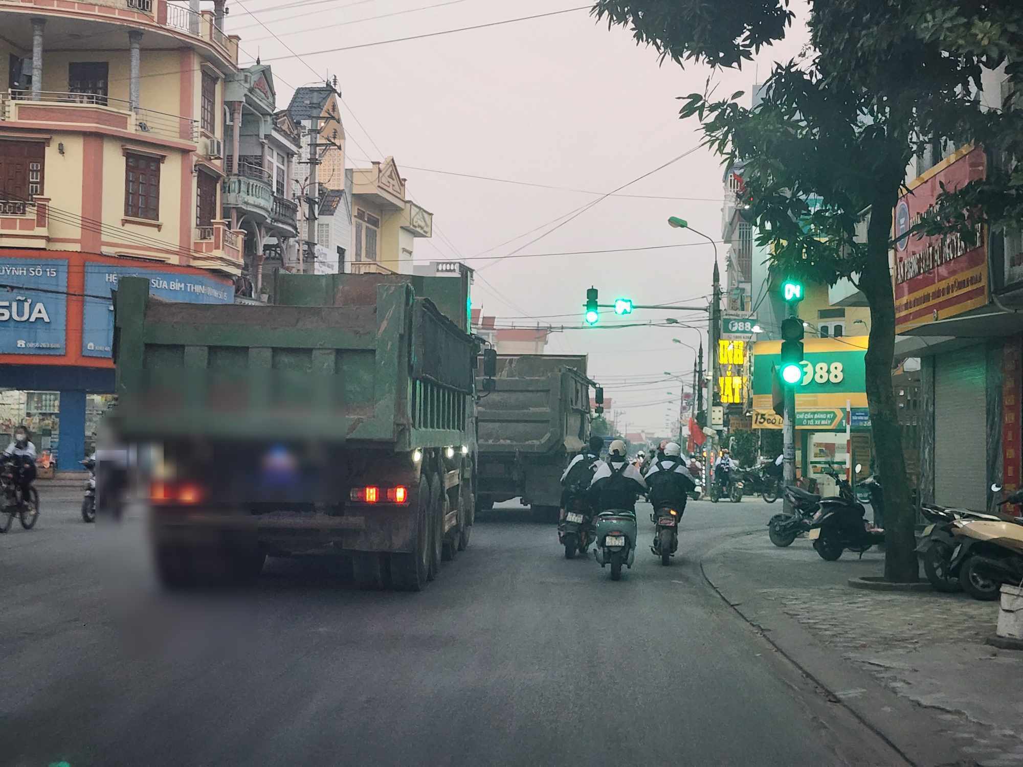 Video xe "hổ vồ" hết đăng kiểm, dấu hiệu cơi nới thành thùng chở "có ngọn" tung hoành trên quốc lộ ở Nam Định- Ảnh 5.