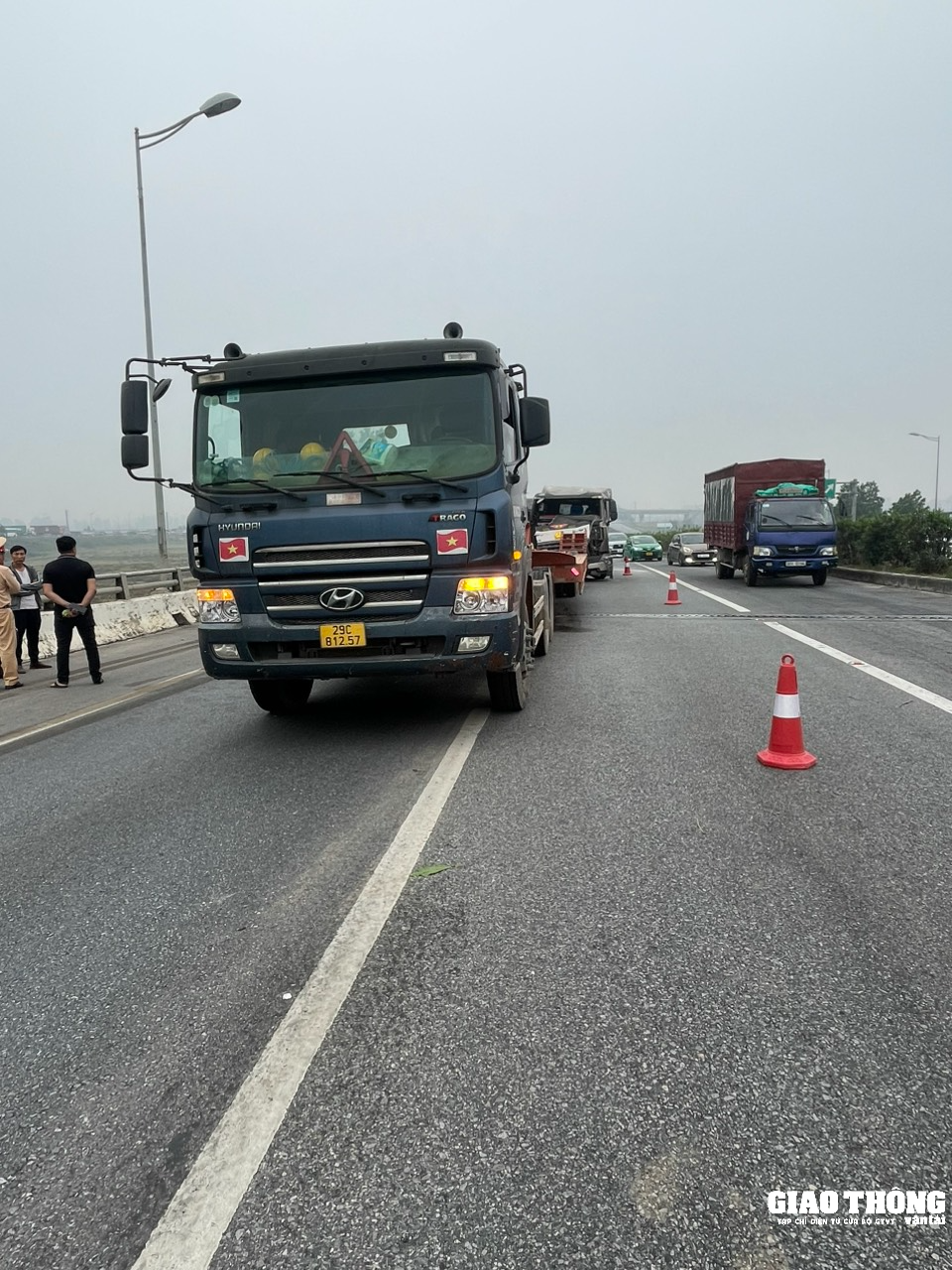 Cao tốc Hà Nội – Thái Nguyên ùn tắc do vụ TNGT giữa hai xe đầu kéo - Ảnh 2.