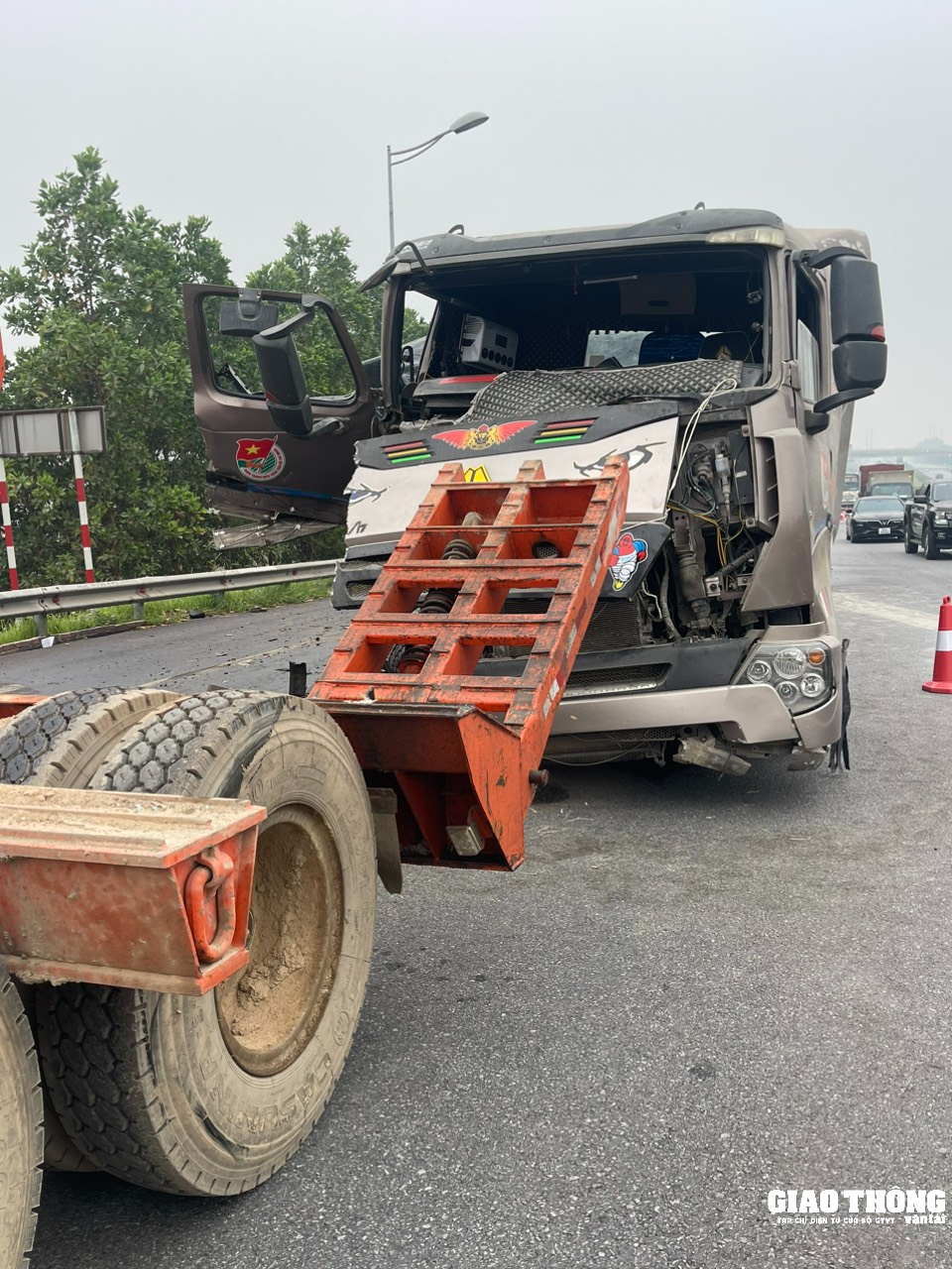 Cao tốc Hà Nội – Thái Nguyên ùn tắc do vụ TNGT giữa hai xe đầu kéo - Ảnh 3.