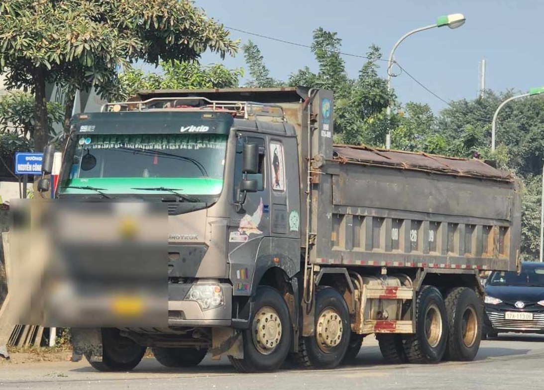 Video xe "hổ vồ" hết đăng kiểm, dấu hiệu cơi nới thành thùng chở "có ngọn" tung hoành trên quốc lộ ở Nam Định- Ảnh 2.