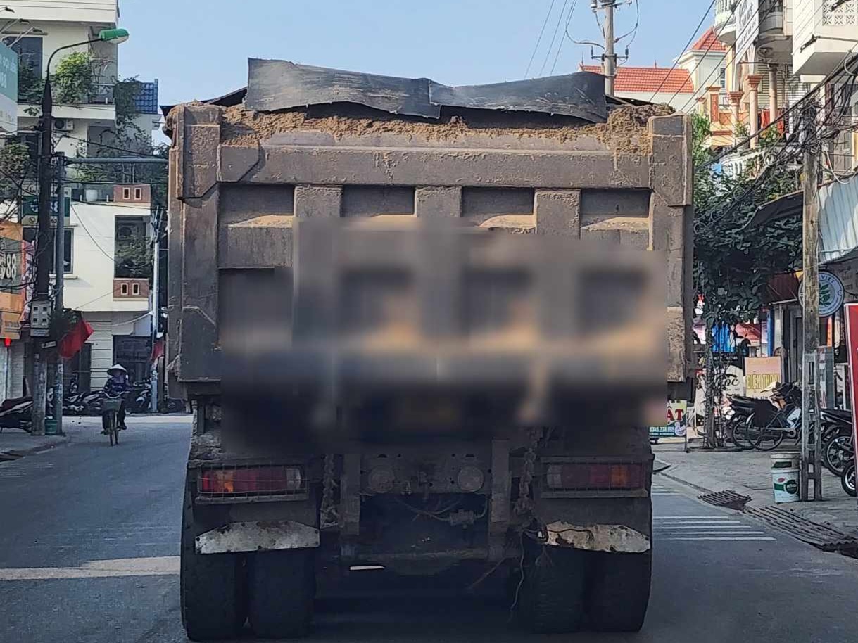 Video xe "hổ vồ" hết đăng kiểm, dấu hiệu cơi nới thành thùng chở "có ngọn" tung hoành trên quốc lộ ở Nam Định- Ảnh 3.