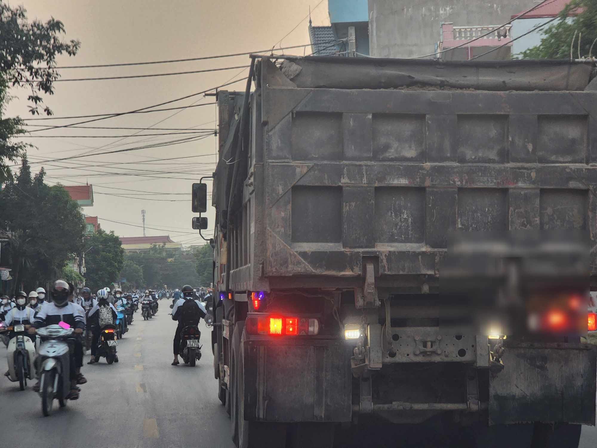 Video xe "hổ vồ" hết đăng kiểm, dấu hiệu cơi nới thành thùng chở "có ngọn" tung hoành trên quốc lộ ở Nam Định- Ảnh 4.