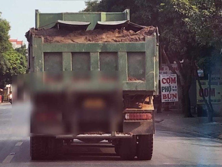 Video xe "hổ vồ" hết đăng kiểm, dấu hiệu cơi nới thành thùng chở "có ngọn" tung hoành trên quốc lộ ở Nam Định- Ảnh 1.
