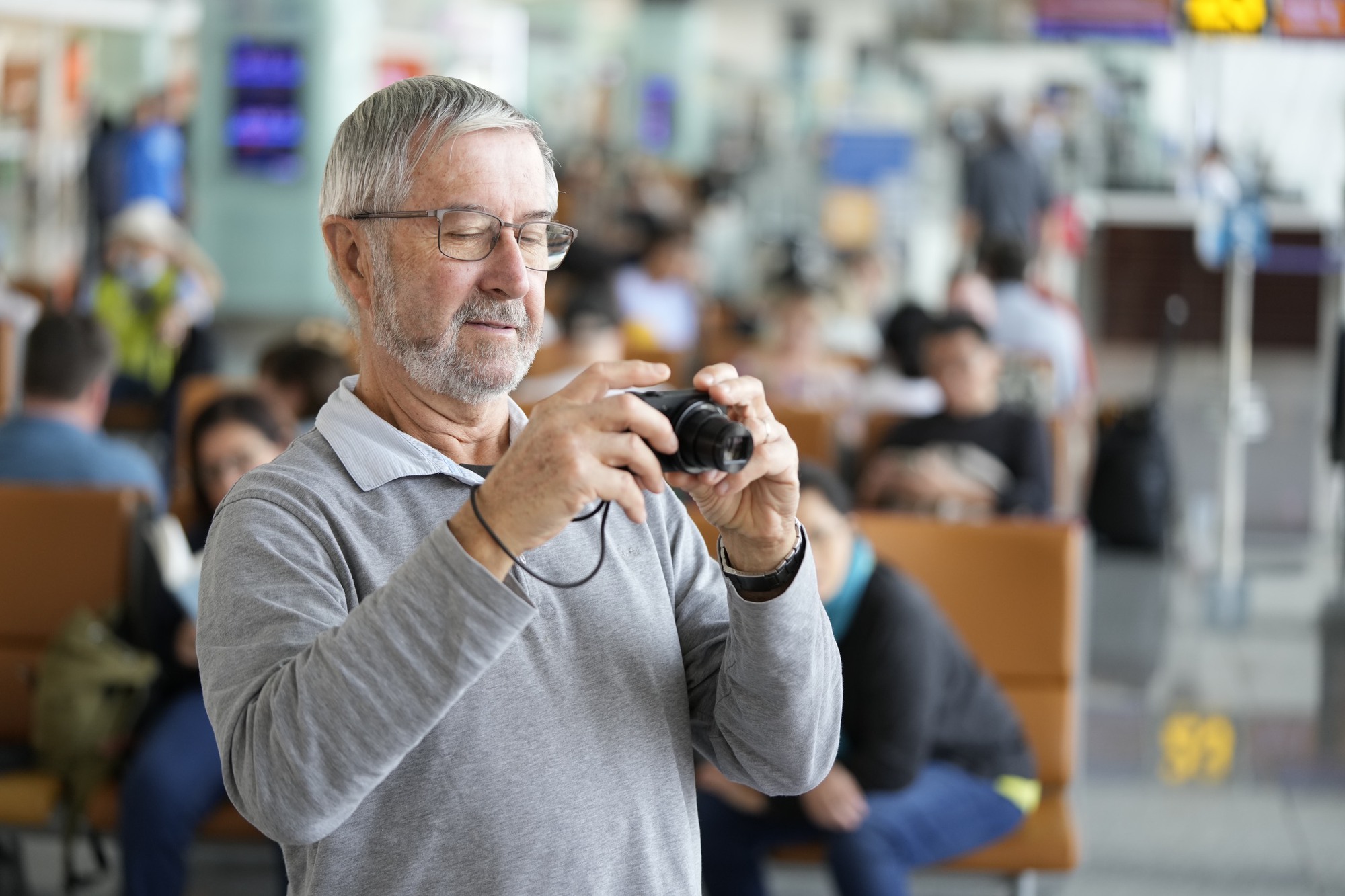 Chùm ảnh: Khách nước ngoài bất ngờ khi trải nghiệm làm nón lá, tò he ngay tại sân bay Nội Bài- Ảnh 14.