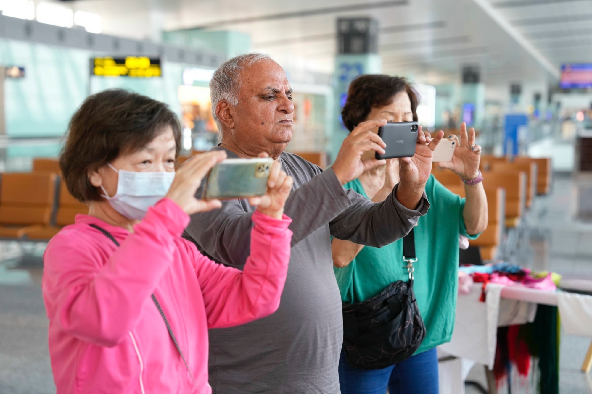 Chùm ảnh: Khách nước ngoài bất ngờ khi trải nghiệm làm nón lá, tò he ngay tại sân bay Nội Bài- Ảnh 15.