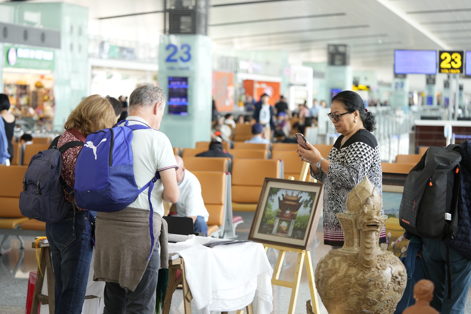 Chùm ảnh: Khách nước ngoài bất ngờ khi trải nghiệm làm nón lá, tò he ngay tại sân bay Nội Bài- Ảnh 16.