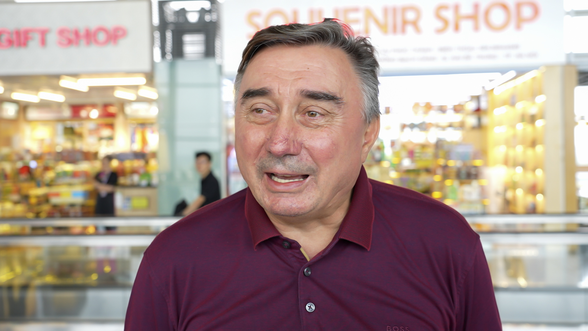 Chùm ảnh: Khách nước ngoài bất ngờ khi trải nghiệm làm nón lá, tò he ngay tại sân bay Nội Bài- Ảnh 11.
