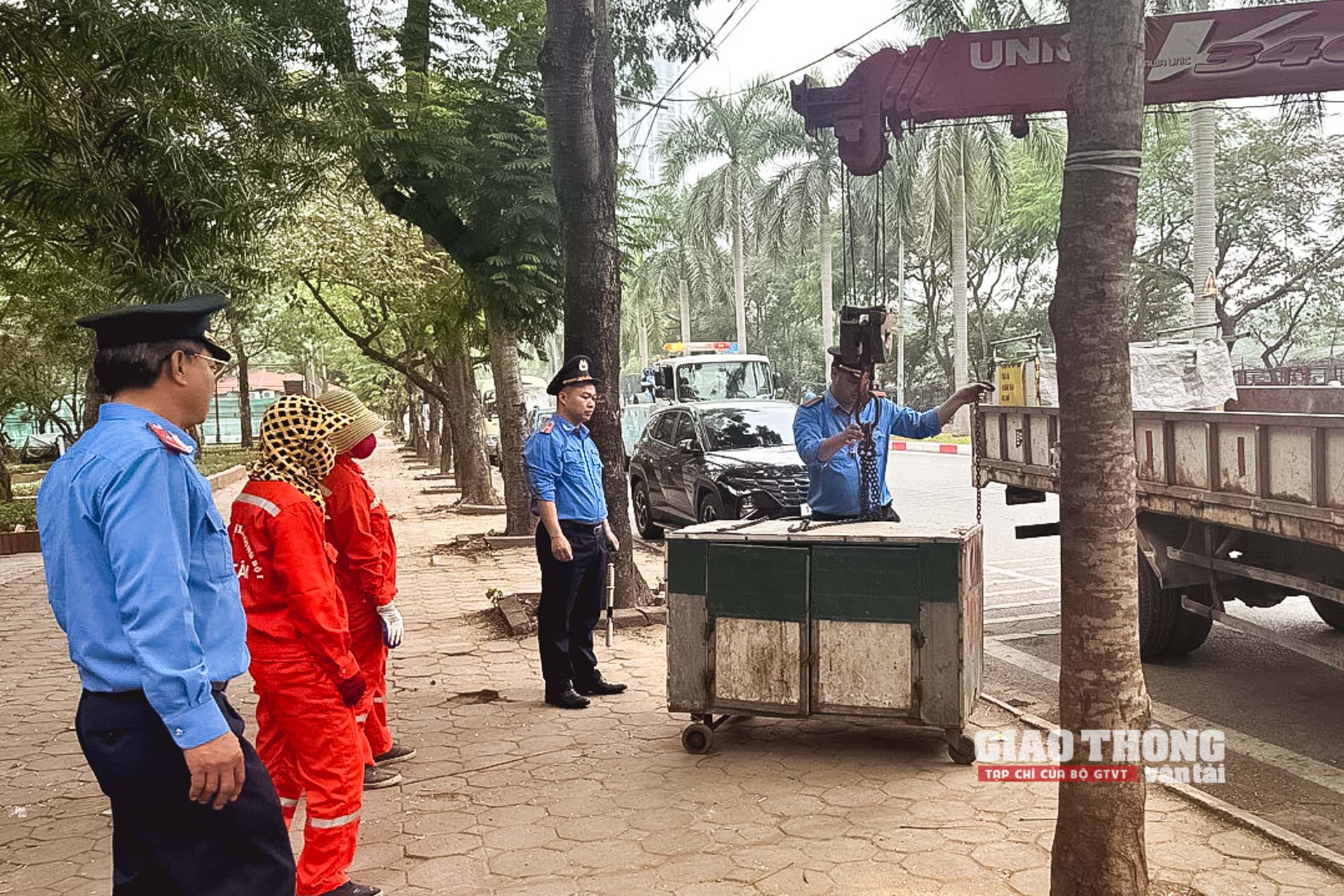 Cận cảnh lực lượng liên ngành "dọn sạch" hàng quán vỉa hè nhiều tuyến đường ở Hà Nội - Ảnh 10.