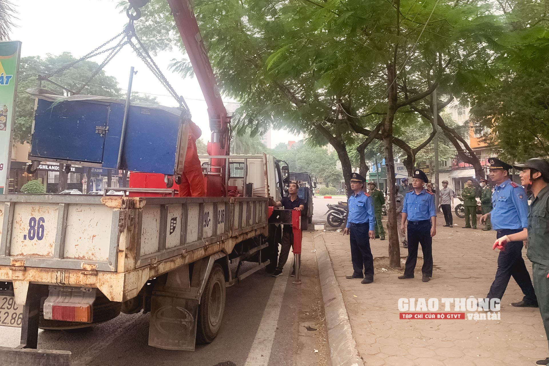 Cận cảnh lực lượng liên ngành "dọn sạch" hàng quán vỉa hè nhiều tuyến đường ở Hà Nội - Ảnh 16.
