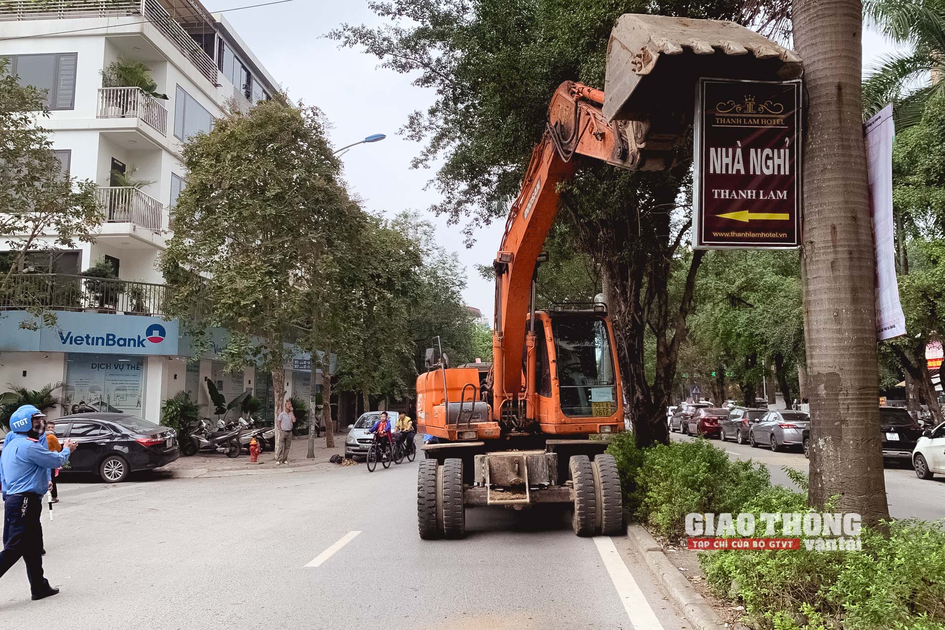 Cận cảnh lực lượng liên ngành "dọn sạch" hàng quán vỉa hè nhiều tuyến đường ở Hà Nội - Ảnh 1.
