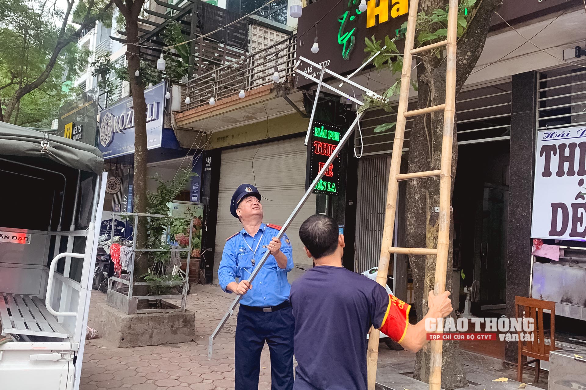Cận cảnh lực lượng liên ngành "dọn sạch" hàng quán vỉa hè nhiều tuyến đường ở Hà Nội - Ảnh 13.