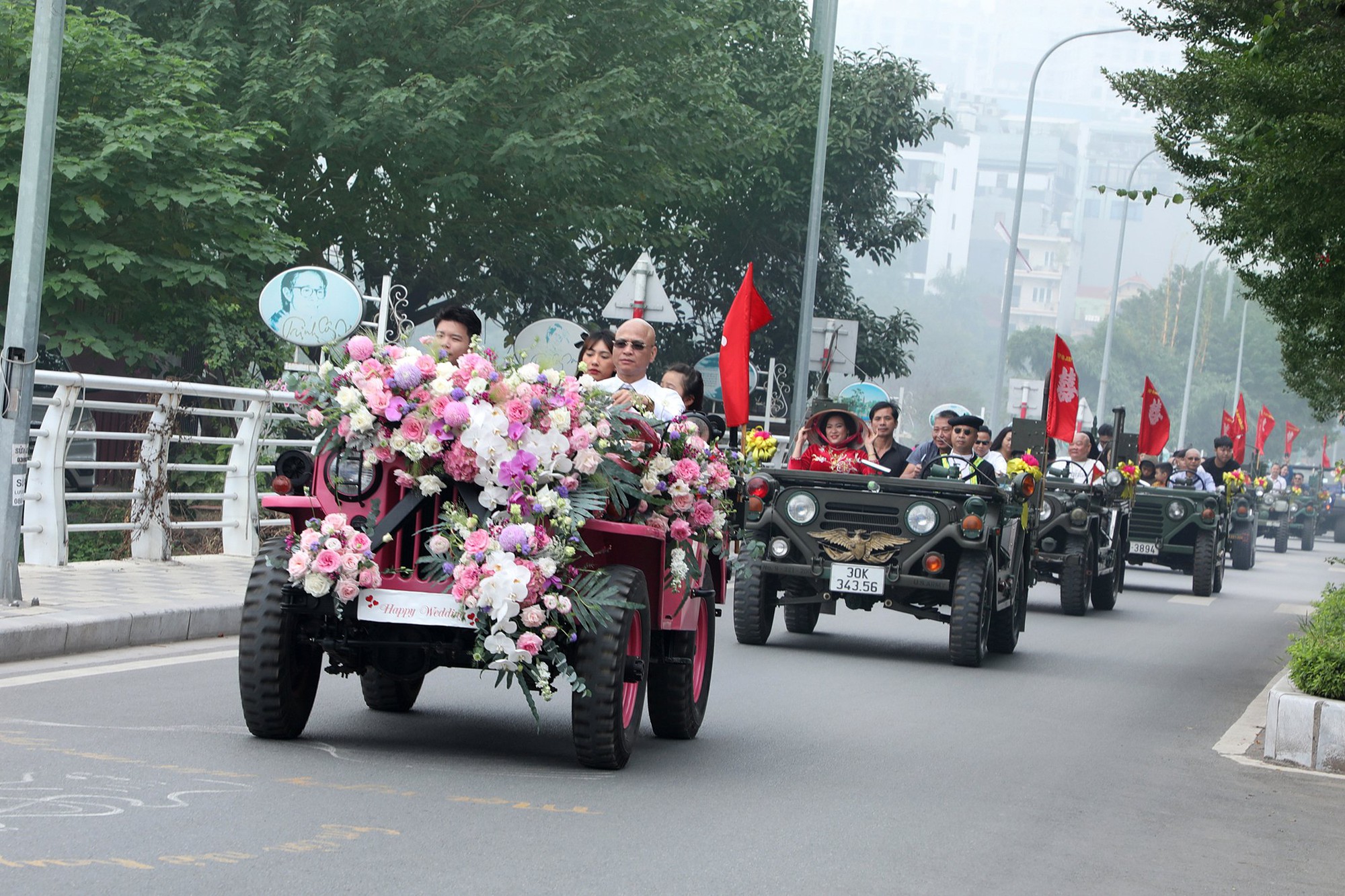 Dàn gần 30 xe Jeep cổ rước dâu tại Hà Nội- Ảnh 5.