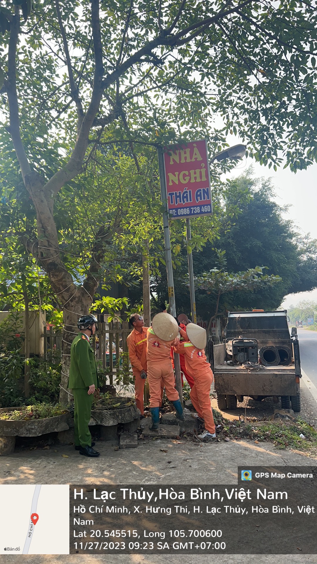 Giải toả vi phạm hành lang an toàn trên đường Hồ Chí Minh đoạn qua tỉnh Hoà Bình- Ảnh 2.