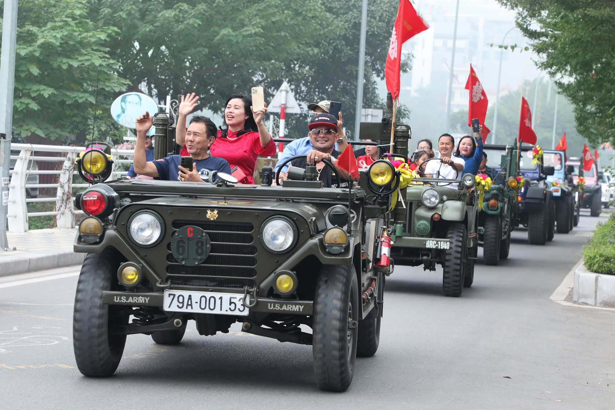 Dàn gần 30 xe Jeep cổ rước dâu tại Hà Nội- Ảnh 4.
