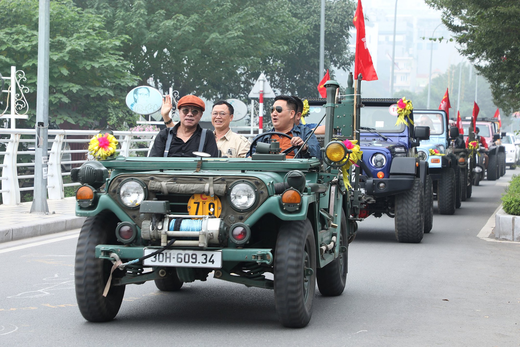 Dàn gần 30 xe Jeep cổ rước dâu tại Hà Nội- Ảnh 3.